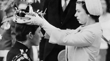 Elizabeth II couronne son fils, le nouveau prince de Galles Charles, le 1er juillet 1969 à Caernarfon.
