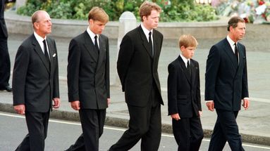 Le prince Philip, le prince William, le comte Spencer, le prince Harry et le prince Charles marchent derrière le cercueil de la princesse Diana le 6 septembre 1997.
