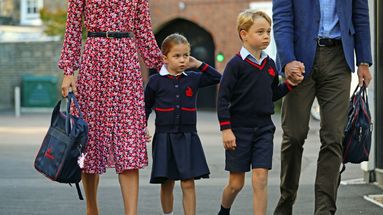 VIDÉO - Sages comme des images : la princesse Charlotte et le prince George font leur première rentrée commune
