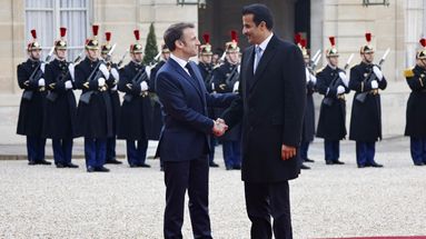 Emmanuel Macron et l'émir du Qatar Cheikh Tamim bin Hamad al-Thani  lors d'une visite officielle à l'Élysée, à Paris, le 27 février 2024.