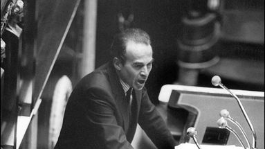 Robert Badinter défend devant l'Assemblée nationale son projet de loi pour l'abolition de la peine de mort, le 17 septembre 1981.