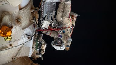Le cosmonaute Oleg Artemyev salue la caméra alors qu'il travaille à l'extérieur du module de laboratoire polyvalent Nauka, au cours d'une sortie dans l'espace, en avril 2022.