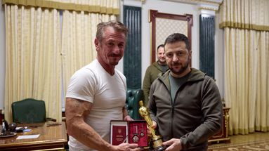 Fidèle de Zelensky, Sean Penn dévoilera son documentaire sur l’Ukraine à la Berlinale