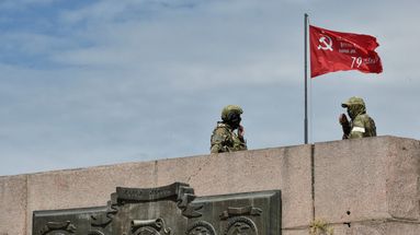 Des soldats russes patrouillent à Kherson (sud de l'Ukraine) - territoire occupé par l'armée de Vladimir Poutine - en mai dernier. 