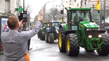VIDÉO - "Mettre la pression sur Monsieur Macron !" : avant le Salon de l’agriculture, des tracteurs défilent dans Paris