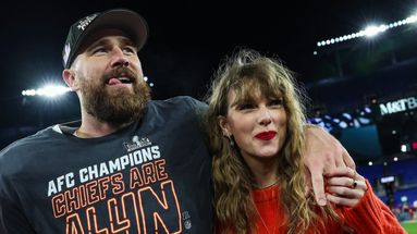 La chanteuse Taylor Swift félicite son petit ami le footballeur Travis Kelce après sa qualification pour le Super Bowl, le 28 janvier 2024.