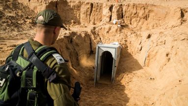 Un militaire devant l'entrée d'un tunnel, creusé selon Tsahal par le Jihad Islamique, en 2018.