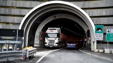 Un camion sort du tunnel du Mont-Blanc depuis l'Italie alors qu'une voiture y entre le 12 janvier 2017 à Chamonix.