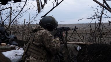 Un soldat ukrainien retranché à Bakhmout. 