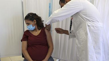 Une femme palestinienne se faisant vacciner contre le covid, le 19 août 2021