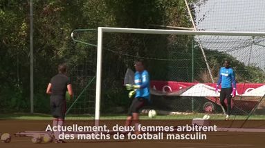 VIDÉO - Football : ces femmes qui ont arbitré des hommes