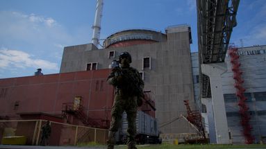 Un soldat russe stationné devant la centrale nucléaire de Zaporijia, le 1er mai 2022.