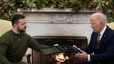 Volodymyr Zelensky a remis la médaille d'un soldat ukrainien à Joe Biden lors d'une rencontre à la Maison blanche le 21 décembre 2022.