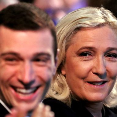 "Prix planchers" : après les confusions de Jordan Bardella, Marine Le Pen réassure que son parti est pour