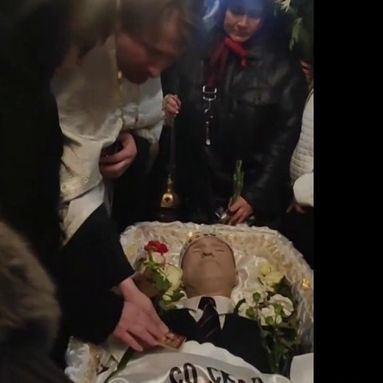 VIDÉO - Le dernier hommage de la mère d'Alexeï Navalny devant la dépouille de son fils
