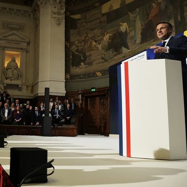 EN DIRECT - Discours de la Sorbonne : Macron veut "la préférence européenne" dans "la défense et le spatial"