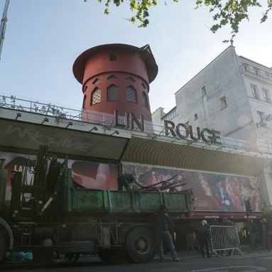 "Le spectacle continue" : le Moulin Rouge perd ses ailes mais reste ouvert