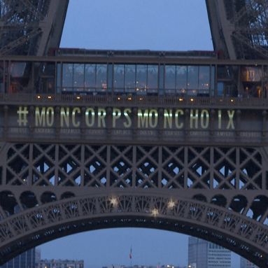 VIDÉO - "Mon corps, mon choix" : la tour Eiffel célèbre l’inscription de l’IVG dans la Constitution