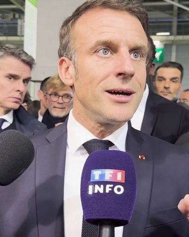 VIDÉO TF1info - "Il faut arrêter les conneries" : Macron en colère après des propos rapportés sur les "smicards"