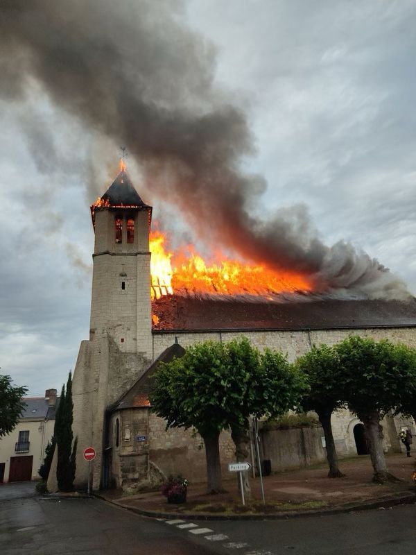 Indre-et-Loire : les images de l'impressionnant incendie qui a ravagé l'église de Descartes