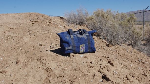 La belle histoire du jour : il voit un sac bouger dans le désert et sauve une vie