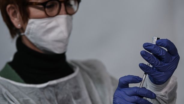Une soignante prépare une dose de vaccin contre le Covid-19 à Lyon, le 14 janvier 2020.