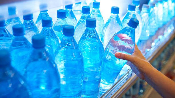 L'eau minérale en bouteille contient-elle 24.000 produits chimiques et des perturbateurs endocriniens ?