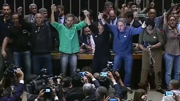 Brésil : des manifestants interrompent une séance à l'Assemblée et ça part en bagarre 