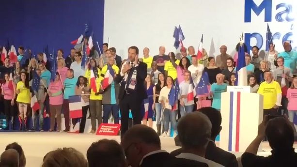 "Qui ne saute pas n'est pas Macron" : quand un meeting d'"En Marche !" tente (en vain) de recréer l'ambiance du stade Vélodrome
