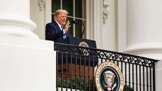 Lors d'une courte allocution depuis le balcon de la Maison Blanche, Donald Trump a rassuré ses partisans sur son état de santé.
