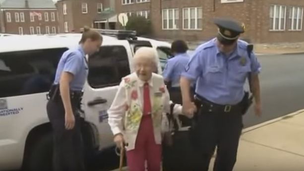 La police arrête et menotte une femme de 102 ans (mais c'est pour lui faire plaisir)