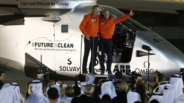 VIDEO - L'avion Solar Impulse 2 a bouclé avec succès un tour du monde historique