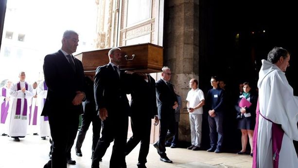 EN  IMAGES - Plus de 2000 personnes "unies par la peine et l'effroi" aux obsèques du père Hamel