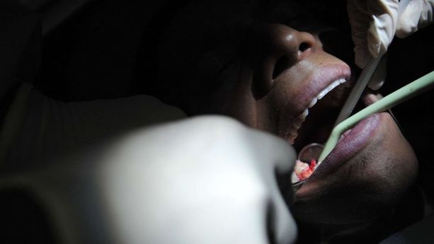 Le fait divers du jour : il se réveille chez le dentiste sans ses dents et dans un bain de sang