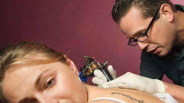 Cancer : pourquoi il faut absolument prévenir son médecin quand on a un tatouage