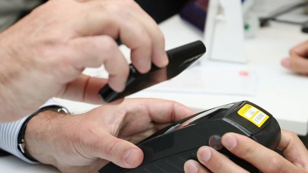 Paiement sans contact : "Les Français pensent plus à leur smartphone qu’à leur portefeuille"