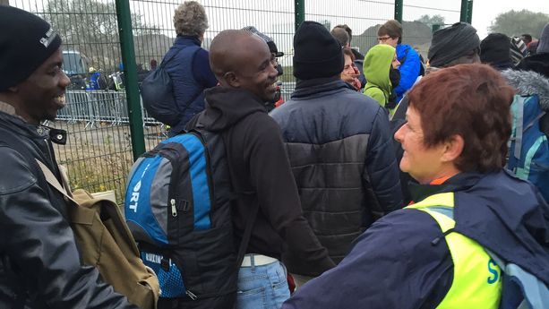 "Ça fait mal au cœur de les voir partir" : les adieux émouvants des associations aux migrants de Calais