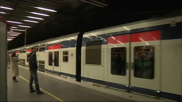 "Vous êtes certains de vouloir accueillir les JO ?" : les usagers du RER A, en panne, entre résignation et désolation