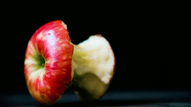 Manger des pommes serait encore meilleur pour votre santé si vous le faisiez de cette manière