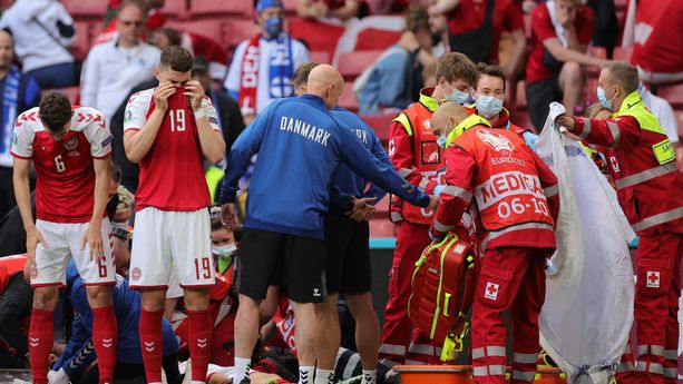 L'équipe médicale autour d'Eriksen lors de sa réanimation après son arrêt cardiaque lors de Danemark-Finlande.