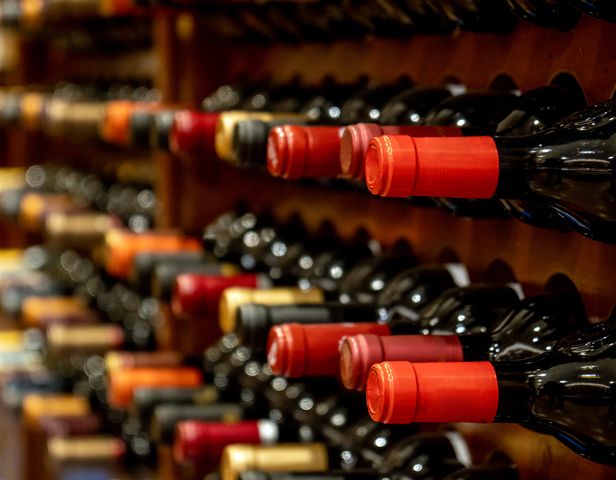 Côte-d'Or : comment un homme a-t-il pu voler 7000 bouteilles de vin sans se faire repérer pendant 15 ans ?