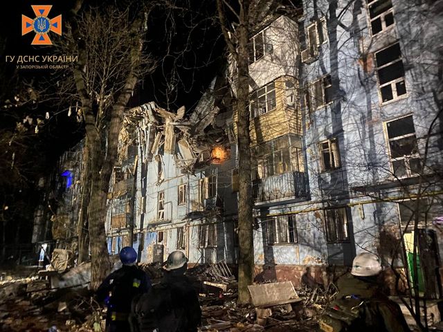 Ukraine : une frappe russe éventre un immeuble à Zaporijia, plusieurs morts
