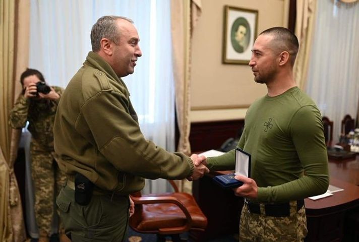 L'Ukraine décore le soldat qui avait lancé 