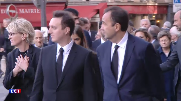 Claude Chirac applaudie par la foule à son arrivée à l'église Saint-Sulpice