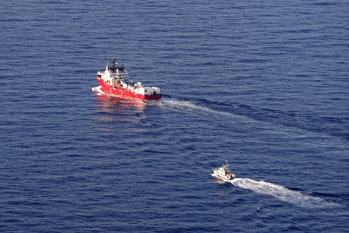 EN DIRECT - Le navire Ocean Viking accoste à Toulon avec 230 migrants à bord, une première en France