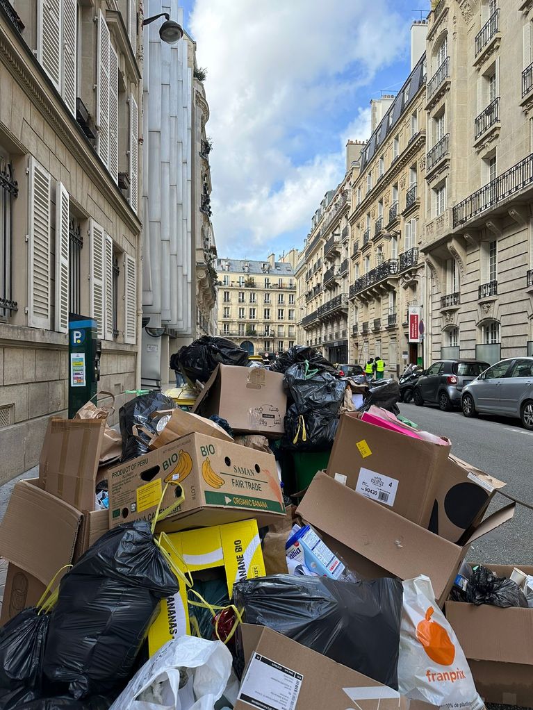 La grève des poubelles dans le 9e arrondissement de Paris, 15 mars 2023.