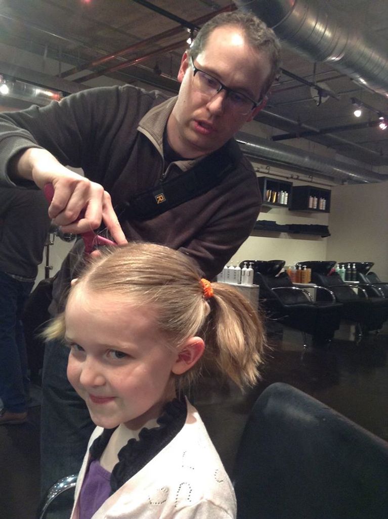 Les papas se sont attelés à tresser les cheveux de leur fille.