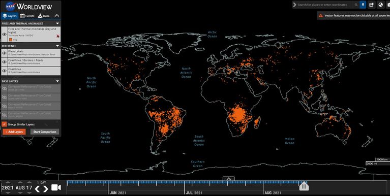 Les récents départs de feux sont matérialisés par des points orange sur cette carte.
