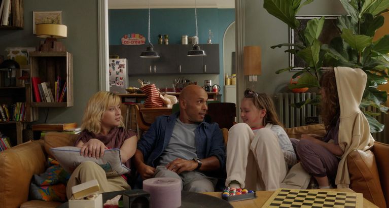 Tous les week-ends, Fred reçoit ses filles Clara, Victoire et Romy dans la série "Week-end Family".