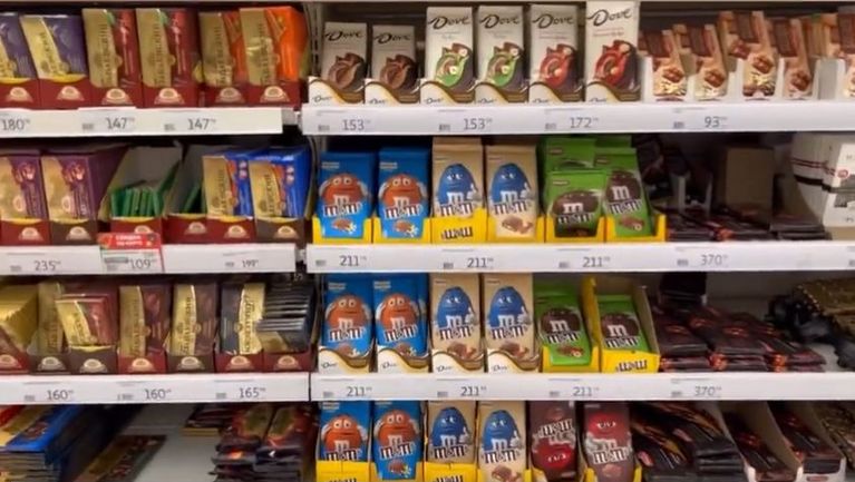Des plaquettes de chocolat "en abondance" montrés dans les rayons russes